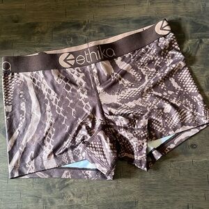 ETHIKA booty shorts size:Medium